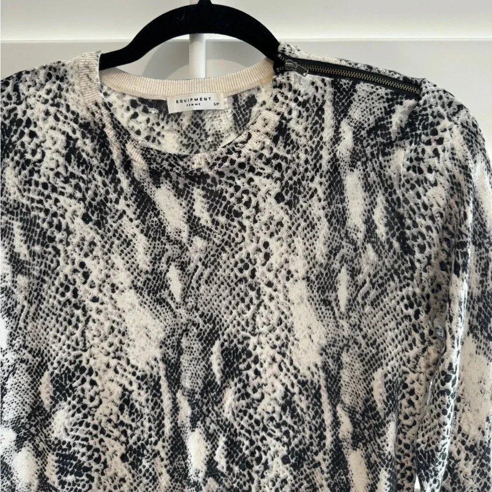 EQUIPMENT FEMME EUC Python Snake Print Cashmere Silk Crew Neck Sweater S - Picture 2 of 4